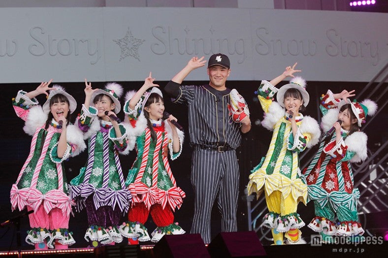 ももいろクローバーZ、田中将大投手とステージ共演／photo by HAJIME KAMIIISAKA+Z【モデルプレス】