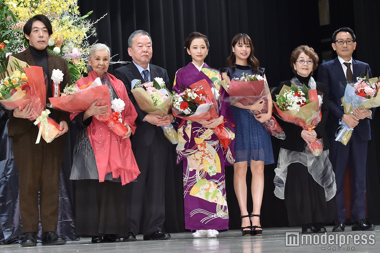 （左から）石川慶監督、ワダエミ氏、赤松陽構造氏、前田敦子、関水渚、倍賞千恵子、石塚慶生氏（C）モデルプレス