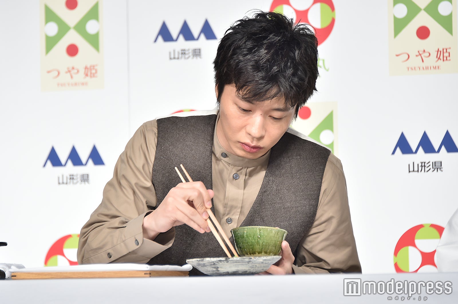 普通に食事を楽しむ田中圭（C）モデルプレス